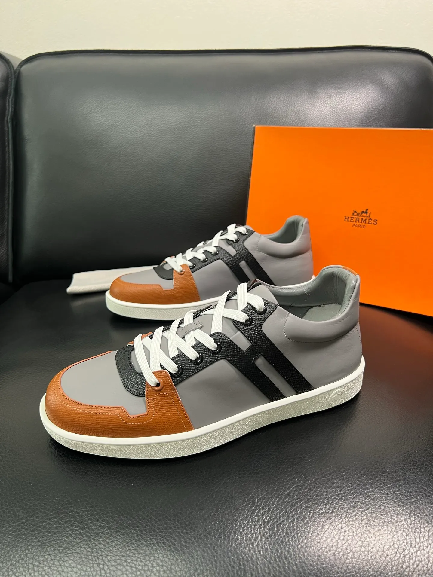Men's shoes 💰700 Hermes Top Purchasing Agent Hermes counters are on sale at the same time with original factory configuration, original cowhide fabric imported from Italy, high-quality splicing technology, fully imported water-dyed cowhide lining, soles: original soles specially provided by the original factory are super comfortable, the original factory and single goods are of high quality, welcome to compare at the same time at the counter, code number 38-44 (customized 45 46) 85851